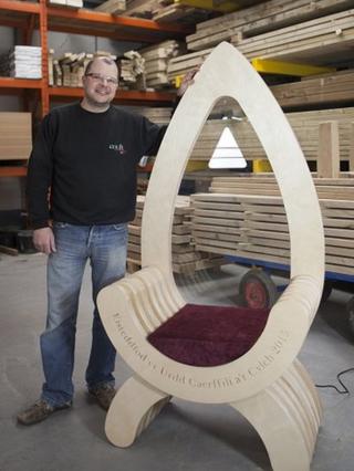 Paul Hogg a'r gadair