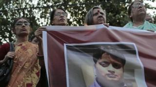 Бангладешские общественные деятели держат плакат с портретом блогера и автора Ананты Биджой Дас во время акции протеста против его убийства, в Дакке, Бангладеш, во вторник, 12 мая 2015 года.