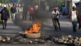 Burning barricade in Bujumbura, Burundi, on 13 May 2015