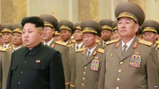 На этом снимке, сделанном 16 февраля 2015 года, изображен министр обороны Северной Кореи Хён Йон Чхоль (R) вместе с Ким Чен Ыном