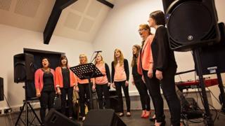 Perleisiau yn perfformio yn agoriad swyddogol Neuadd yr Ysgol, Llanfihangel-ar-arth ar ei newydd wedd
