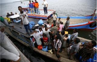 Рыбаки доставляют мигрантов на берег в индонезийском Ачехе (15 мая 2015 г.)