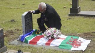 Robin Hughes a'r garreg fedd
