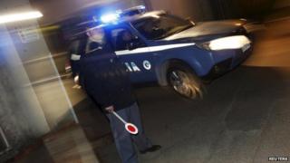 Итальянская полицейская машина покидает полицейский участок в деревне Пианополи, недалеко от Катандзаро, Италия, 7 мая 2015 года.