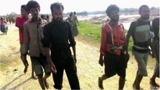 Rescued migrants come to shore in Aceh (20 May 2015)