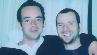 Llun o'r Darren Thomas ifanc {chwith} a'i frawd Jeremy