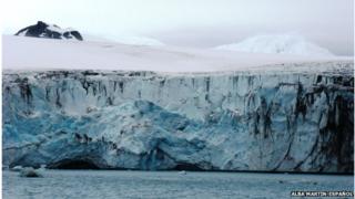 The calving front of a glacier on Livingstone Island located near the Antarctic Peninsula (photo Alba Martin-Español)