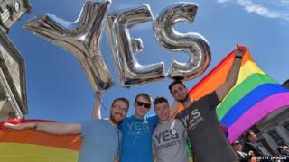 Сторонники однополых браков позируют для фотографии, когда тысячи людей собираются на площади Дублинского замка в ожидании итогов голосования на референдуме 23 мая 2015 года в Дублине, Ирландия