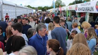 Llond lle o bobl, a 'fory, cawn wneud e i gyd eto // That's the end of day one at the Eisteddfod, let's do it all again tomorrow