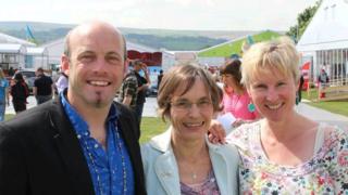 Jane Harries (canol) gyda Craig Owen a Manon Defis wrth gyhoeddi'r cynllun yng Nghaerffili