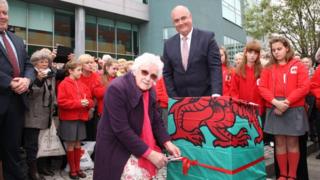Elan Jones, great granddaughter of one of the Welsh Patagonian pioneers, unveiled the memorial