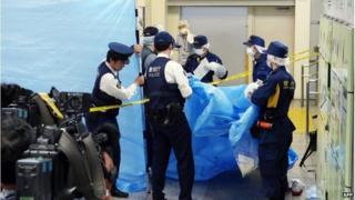 Police inspect a locker at Tokyo station (31 May 2016)