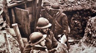 Французские солдаты в окопе защищают подход к Рейну 1940