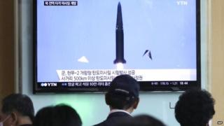 People watch the testing of a South Korean missile (03 June 2015)