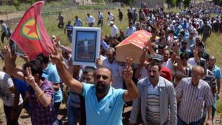 People carry the coffin of Ramazan Yildiz, one of the people killed in explosions on Friday, during his burial in Diyarbakir, Turkey (6 June 2015)