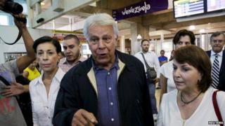 Spain's former Prime Minister Felipe Gonzalez (C) talks to the media next to Antonieta Mendoza (L), mother of jailed opposition leader Leopoldo Lopez and Mitzy de Ledezma, wife of arrested Caracas metropolitan mayor Antonio Ledezma, upon his arrival at the Simon Bolivar airport in Caracas, June 7, 2015.
