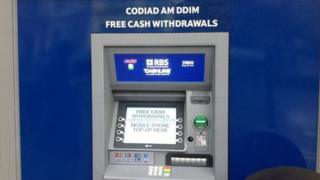 Ystyr gwahanol i'r dywediad 'arian mewn llaw'