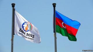 Общий вид флагов на пляже Билга для триатлона в преддверии I Европейских игр в Баку, Азербайджан - 10 июня 2015 года
