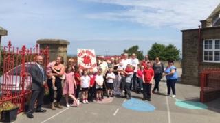 Rhai o gefnogwyr Ysgol Gymraeg Mornant yn protestio ddydd Mawrth