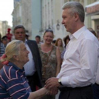 Moscow's acting mayor Sergei Sobyanin speaks with people at Nikolskaya street, Moscow, on 21 August