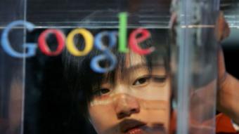 Mujer tras el logo de Google