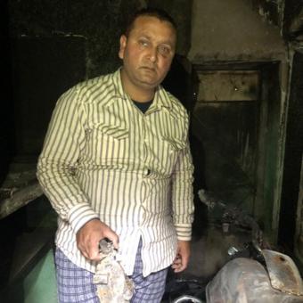 अशोक नगर के ऑटो चालक राशिद, जिनका घर पूरी तरह जल चुका है