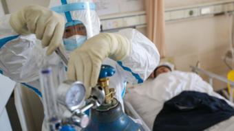 Paciente con covid-19 en un hospital de Wuhan, China