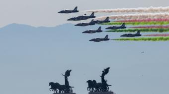 Đội phi cơ trình diễn trên không tạo màu xanh trắng đỏ của quốc kỳ Ý ngày Quốc khánh 02/06.