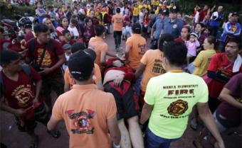 An unconscious devotee is carried through the crowd on a stretcher (9 Jan 2019)