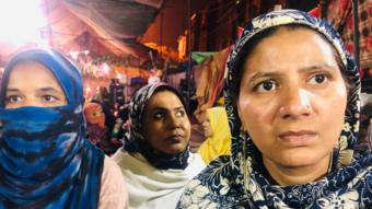 दिल्ली के सीलमपुर इलाके में धरने पर बैठी औरतें