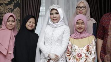 Intan Syari in her wedding dress with family friends