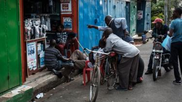 People watch live broadcast as Uhuru Kenyatta is declared the winner following presidential re-election results by Kenya's Independent Electoral and Boundaries Commission (IEBC) on TV at a local electrical shop in Kisumu, on 30 October 2017