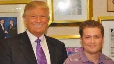 Trump e McConney sorriem para foto em ambiente fechado