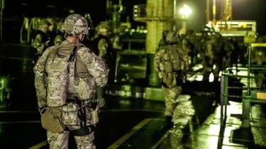 Vikosi vya majini vya Uingereza Royal Marines - vilitua ndani ya helikopta yao katika meli ya Grace 1