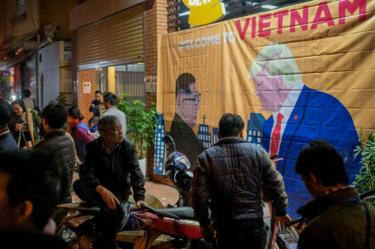 Người dân Hà Nội chờ đợi đoàn xe của ông Trump tối 26/2