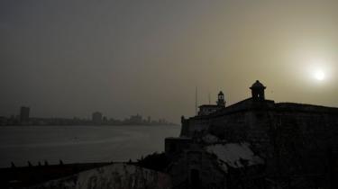 Vista do Morro do Castelo, como uma grande nuvem de poeira do Saara cobertores a cidade de Havana, em 24 de junho de 2020