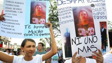 لافتات أثناء مسيرة مناهضة لأعمال العنف في المكسيك