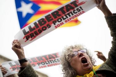 A woman holds a banner "Freedom for politicians".