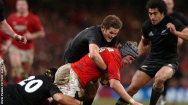 Nieuw-Zeelandse captain Richie McCaw tackelt Alun Wyn Jones in november 2006