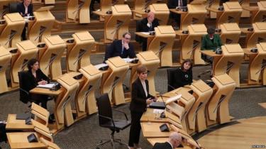 Nicola Sturgeon, falando no Parlamento Escocês