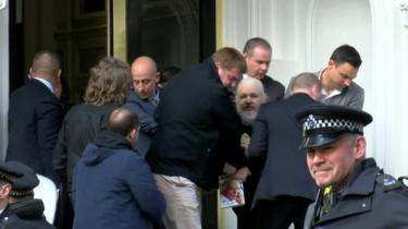 Policisté Metropolitní policie vyvlekli Assange z ekvádorské ambasády v Londýně, kde pobýval od roku 2012