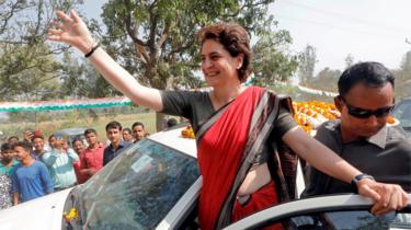 Priyanka Gandhi zwaait naar de menigte