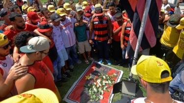 Seguidores del Flamengo homenajearon a los fallecidos en el incendio.