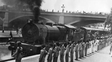 Treno che porta le persone attraverso il nuovo confine.