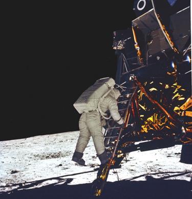 Aldrin bajándose del módulo lunar