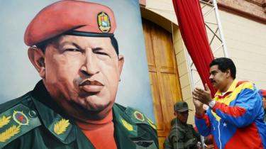 Nicolas Maduro staat bij een portret van Hugo Chavez op 4 februari 2013.