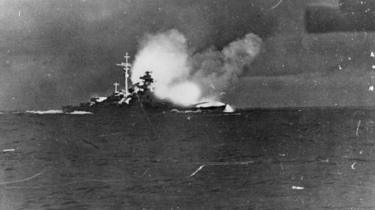 Bismarck disparando no HMS Hood
