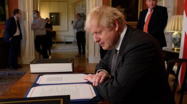 PM Boris Johnson tecknar handelsavtalet efter Brexit med EU den 30 December 2020