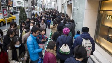 as Pessoas esperam na fila de um para o portão de Matsuya Ginza loja de departamentos para comprar um Fukubukuro