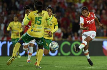 Partido de la liga femenina en Colombia.